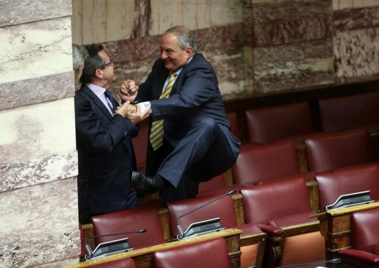 Η Μακεδονία παραδίδεται στους Σκοπιανούς και ο Καραμανλής κάνει παρκούρ στη Βουλή (εικόνες)